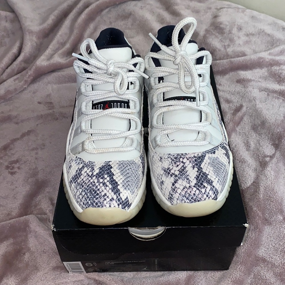 Air Jordan 11 Retro Low LE Gradeschool